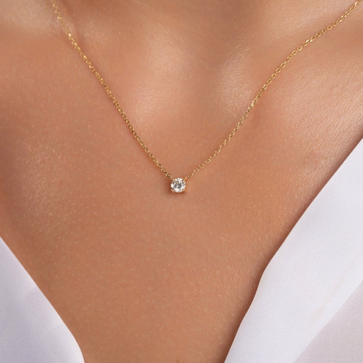 Single Diamond Solitaire Necklace - Narcissus