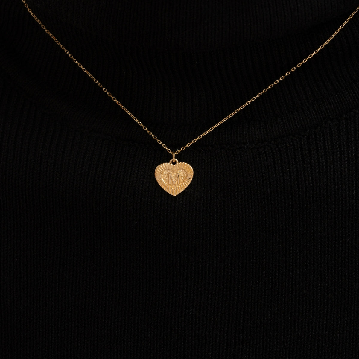 Personalized Ribbed Heart Necklace - Narcissus