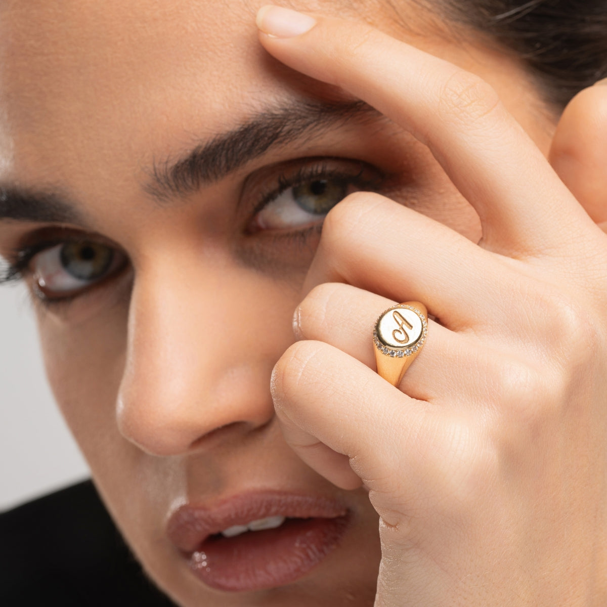 Round Signet Ring With Diamonds - Narcissus