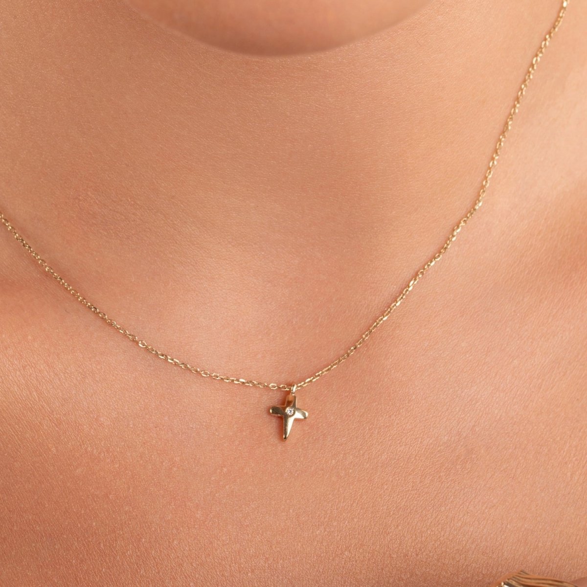 Tiny Cross Necklace With Diamond in White Gold - Narcissus